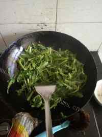 家常菜茼蒿炒肉丝做法图解3)