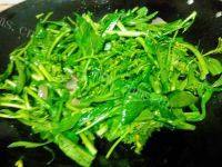 家常菜腊肉炒菜心做法图解4)