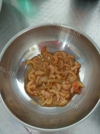 腊肠炒河粉做法图解3)