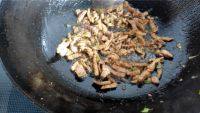 家常菜茼蒿炒肉丝做法图解4)