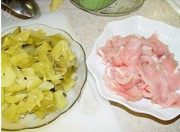 酸菜肉片做法图解1)