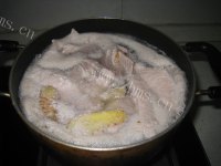 美味的青橄榄雪梨炖瘦肉做法图解3)