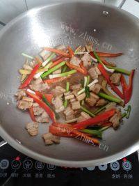 家常菜豆干炒肉做法图解5)