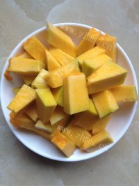 美味的糯米南瓜豌豆粥做法图解4)