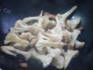 味道十足的菜花炒肉做法图解5)