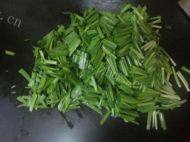 美味的韭菜炒肉做法图解3)