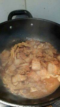 美味花肉焖腐竹做法图解4)