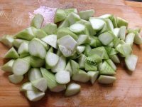 家常菜丝瓜炒毛豆做法图解1)
