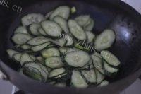 简单的鸡蛋炒黄瓜做法图解5)