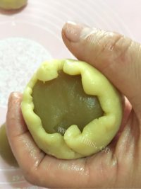 自制广式蛋黄莲蓉月饼做法图解12)