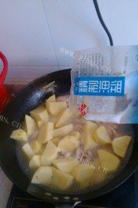 美味的土豆炖鸡翅根