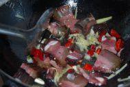 家常菜洋葱炒腊肉做法图解8)
