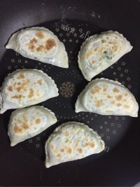 美味的韭菜盒子做法图解8)
