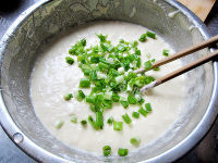 美味的鸡蛋葱花饼做法图解5)