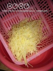 好吃的酸辣土豆丝做法图解2)