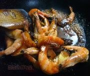 美味的梅菜大虾做法图解3)