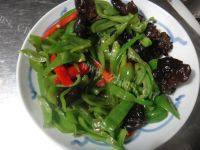 色泽不错的菜椒炒肉做法图解6)