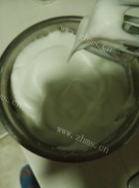 自制葡萄干蛋糕卷做法图解7)