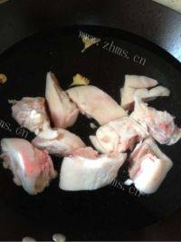 美味的黄豆烧猪蹄做法图解2)
