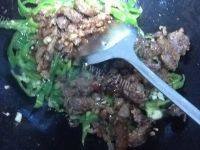 家常菜洋葱炒腊肠做法图解7)