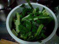 味道不错的芹菜炒肉做法图解2)