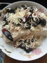好吃的香菜皮蛋拌豆腐做法图解2)