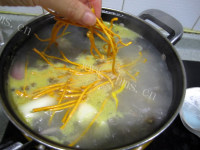 美味虫草鲍鱼鸡汤做法图解6)