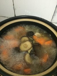美味的红萝卜排骨汤做法图解3)