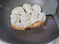 美味的芹菜牛肉煎饺做法图解12)