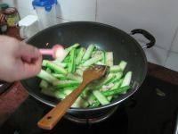 家常菜瘦肉炒丝瓜做法图解6)