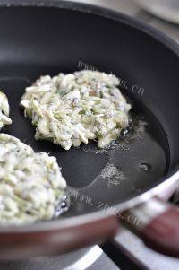 颜值高槐花饼做法图解7)