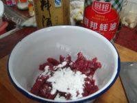 家常菜牛肉炒荷兰豆做法图解2)