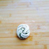 口感极佳的葱油手抓饼做法图解10)