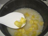 美味早餐菠萝粥做法图解4)