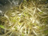 好吃的土豆炒豆芽做法图解2)