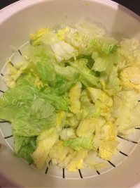 美味的鲜虾生菜沙拉做法图解2)