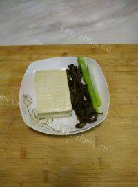家常菜香椿拌豆腐做法图解1)