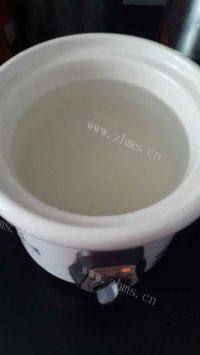 美味的皮蛋瘦肉粥做法图解2)