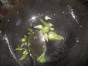 美味的辣椒炒茄子做法图解4)