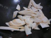 家常菜鸡腿菇炒肉片做法图解6)