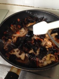 美味的竹芛莲菜炒肉做法图解16)