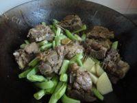 家常菜土豆豆角炖排骨做法图解11)