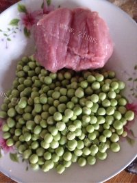 家常菜肉末豌豆做法图解1)