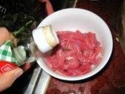 牛肉炒韭苔做法图解3)