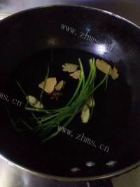 扑鼻的烤猪肘肉做法图解4)