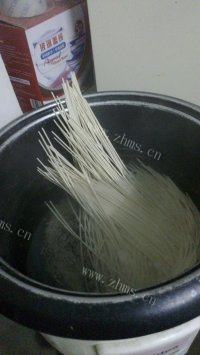 回味无穷的牛肉酱拌面做法图解3)