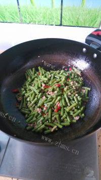 美味的肉末炒豇豆做法图解7)