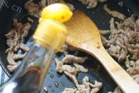 家常菜洋葱炒肉丝做法图解6)