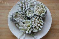 美观的菊花茄子做法图解6)