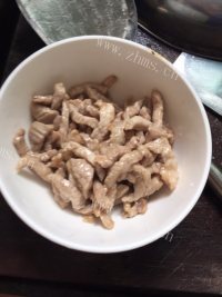 质嫩爽口的鱼香肉丝做法图解5)